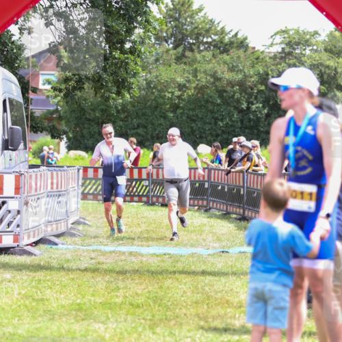 21.06.2026 - 29. Vierlanden-Triathlon Andreas Tolksdorf http://msf.ph/oto/9921408 21.06.2026 13:30:51 Ziel 887, 893 meine-sportfotos.de