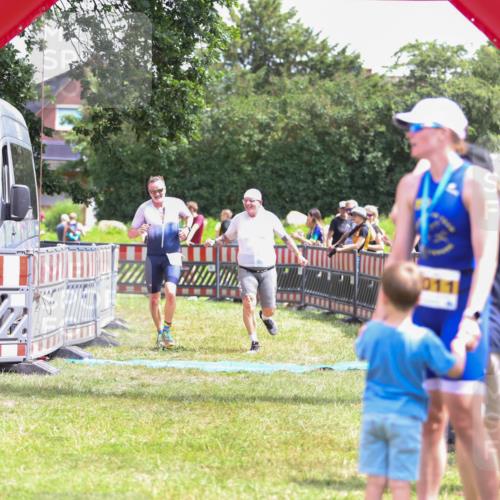 21.06.2026 - 29. Vierlanden-Triathlon Andreas Tolksdorf http://msf.ph/oto/9921409 21.06.2026 13:30:51 Ziel 887, 893 meine-sportfotos.de