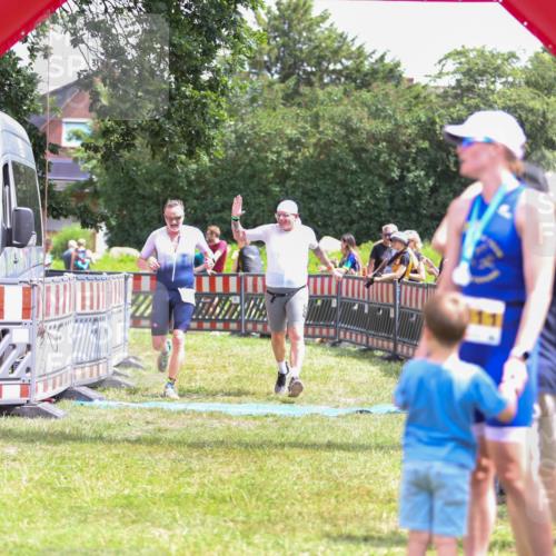 21.06.2026 - 29. Vierlanden-Triathlon Andreas Tolksdorf http://msf.ph/oto/9921411 21.06.2026 13:30:51 Ziel 887, 893 meine-sportfotos.de