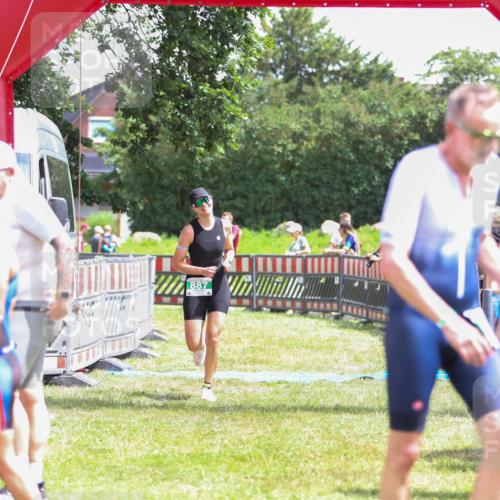 21.06.2026 - 29. Vierlanden-Triathlon Andreas Tolksdorf http://msf.ph/oto/9921420 21.06.2026 13:31:01 Ziel 887 meine-sportfotos.de