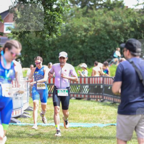 21.06.2026 - 29. Vierlanden-Triathlon Andreas Tolksdorf http://msf.ph/oto/9921496 21.06.2026 13:32:29 Ziel 683, 769, 804, 900, 986, 1003, 1010 meine-sportfotos.de