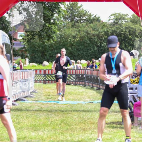 21.06.2026 - 29. Vierlanden-Triathlon Andreas Tolksdorf http://msf.ph/oto/9921575 21.06.2026 13:35:15 Ziel 658, 813 meine-sportfotos.de