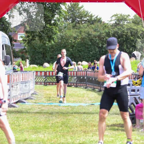 21.06.2026 - 29. Vierlanden-Triathlon Andreas Tolksdorf http://msf.ph/oto/9921576 21.06.2026 13:35:15 Ziel 658, 813 meine-sportfotos.de