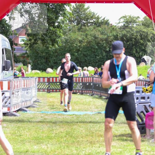 21.06.2026 - 29. Vierlanden-Triathlon Andreas Tolksdorf http://msf.ph/oto/9921577 21.06.2026 13:35:15 Ziel 658, 813 meine-sportfotos.de