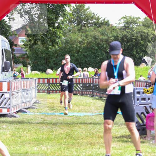 21.06.2026 - 29. Vierlanden-Triathlon Andreas Tolksdorf http://msf.ph/oto/9921578 21.06.2026 13:35:15 Ziel 658, 813 meine-sportfotos.de