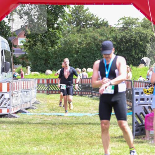 21.06.2026 - 29. Vierlanden-Triathlon Andreas Tolksdorf http://msf.ph/oto/9921581 21.06.2026 13:35:16 Ziel 658, 813 meine-sportfotos.de