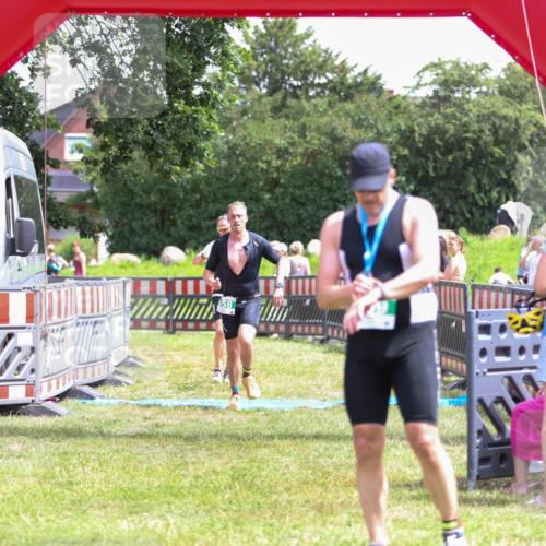 21.06.2026 - 29. Vierlanden-Triathlon Andreas Tolksdorf http://msf.ph/oto/9921582 21.06.2026 13:35:16 Ziel 658, 813 meine-sportfotos.de