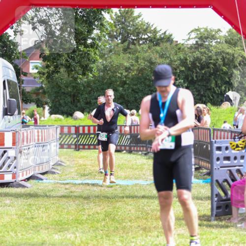 21.06.2026 - 29. Vierlanden-Triathlon Andreas Tolksdorf http://msf.ph/oto/9921583 21.06.2026 13:35:16 Ziel 658, 813 meine-sportfotos.de