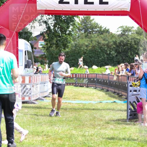 21.06.2026 - 29. Vierlanden-Triathlon Andreas Tolksdorf http://msf.ph/oto/9921931 21.06.2026 13:41:28 Ziel 635 meine-sportfotos.de