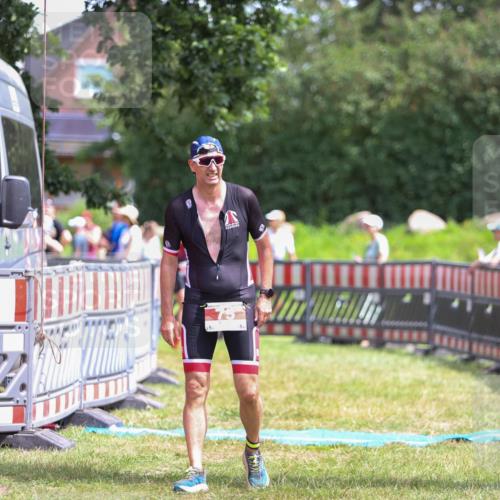 21.06.2026 - 29. Vierlanden-Triathlon Andreas Tolksdorf http://msf.ph/oto/9921981 21.06.2026 13:42:34 Ziel 239 meine-sportfotos.de