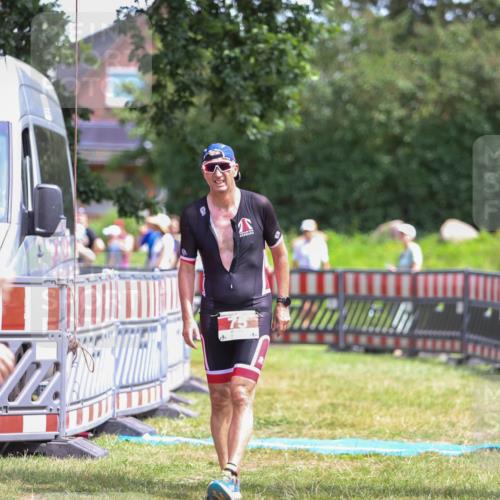 21.06.2026 - 29. Vierlanden-Triathlon Andreas Tolksdorf http://msf.ph/oto/9921989 21.06.2026 13:42:34 Ziel 239 meine-sportfotos.de