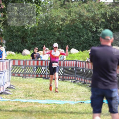 21.06.2026 - 29. Vierlanden-Triathlon Andreas Tolksdorf http://msf.ph/oto/9921992 21.06.2026 13:42:37 Ziel 239 meine-sportfotos.de