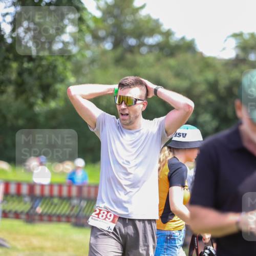 21.06.2026 - 29. Vierlanden-Triathlon Andreas Tolksdorf http://msf.ph/oto/9922002 21.06.2026 13:43:02 Ziel 284, 289 meine-sportfotos.de