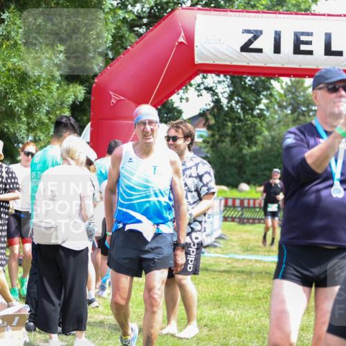 21.06.2026 - 29. Vierlanden-Triathlon Andreas Tolksdorf http://msf.ph/oto/9922039 21.06.2026 13:43:27 Ziel 755 meine-sportfotos.de