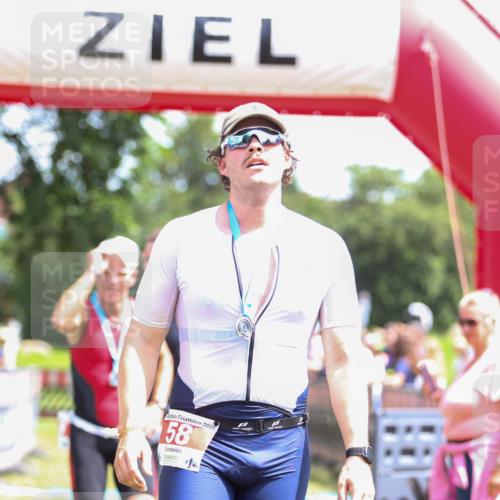 21.06.2026 - 29. Vierlanden-Triathlon Andreas Tolksdorf http://msf.ph/oto/9922131 21.06.2026 13:45:22 Ziel  meine-sportfotos.de