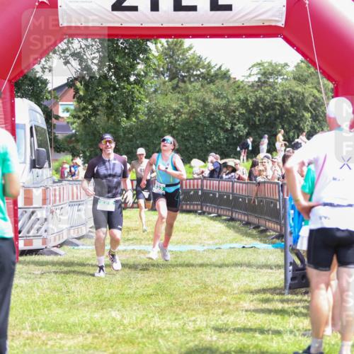 21.06.2026 - 29. Vierlanden-Triathlon Andreas Tolksdorf http://msf.ph/oto/9922200 21.06.2026 13:47:35 Ziel 669, 833, 1065 meine-sportfotos.de