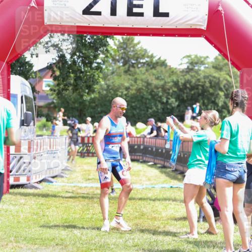 21.06.2026 - 29. Vierlanden-Triathlon Andreas Tolksdorf http://msf.ph/oto/9922286 21.06.2026 13:49:34 Ziel 100, 884 meine-sportfotos.de