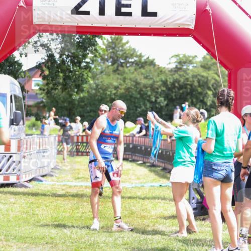 21.06.2026 - 29. Vierlanden-Triathlon Andreas Tolksdorf http://msf.ph/oto/9922289 21.06.2026 13:49:34 Ziel 100, 884 meine-sportfotos.de
