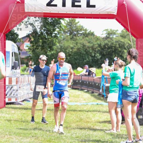21.06.2026 - 29. Vierlanden-Triathlon Andreas Tolksdorf http://msf.ph/oto/9922296 21.06.2026 13:49:37 Ziel 100, 884, 1056 meine-sportfotos.de