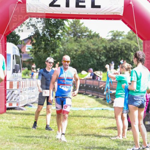 21.06.2026 - 29. Vierlanden-Triathlon Andreas Tolksdorf http://msf.ph/oto/9922300 21.06.2026 13:49:37 Ziel 100, 884, 1056 meine-sportfotos.de
