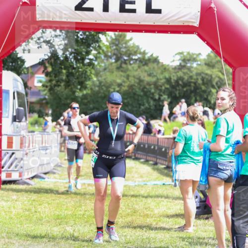 21.06.2026 - 29. Vierlanden-Triathlon Andreas Tolksdorf http://msf.ph/oto/9922304 21.06.2026 13:49:49 Ziel 280, 1056, 1063 meine-sportfotos.de