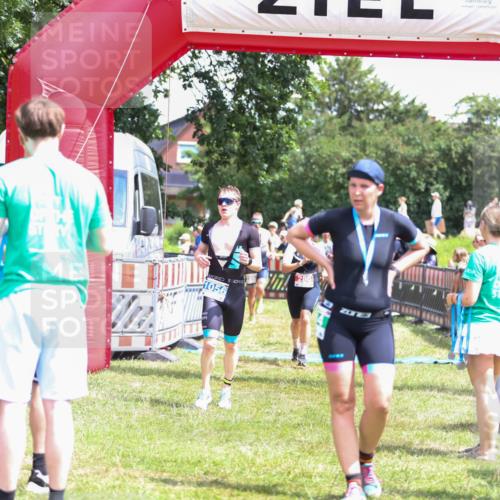 21.06.2026 - 29. Vierlanden-Triathlon Andreas Tolksdorf http://msf.ph/oto/9922309 21.06.2026 13:49:50 Ziel 280, 1056, 1063 meine-sportfotos.de