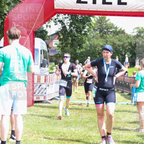21.06.2026 - 29. Vierlanden-Triathlon Andreas Tolksdorf http://msf.ph/oto/9922311 21.06.2026 13:49:50 Ziel 280, 1056, 1063 meine-sportfotos.de