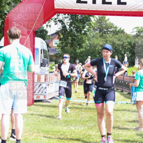 21.06.2026 - 29. Vierlanden-Triathlon Andreas Tolksdorf http://msf.ph/oto/9922312 21.06.2026 13:49:50 Ziel 280, 1056, 1063 meine-sportfotos.de