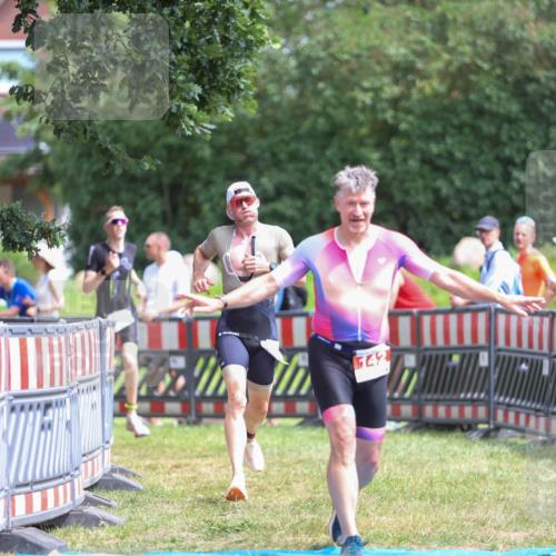 21.06.2026 - 29. Vierlanden-Triathlon Andreas Tolksdorf http://msf.ph/oto/9922413 21.06.2026 13:51:48 Ziel 142, 237, 1022, 1061 meine-sportfotos.de