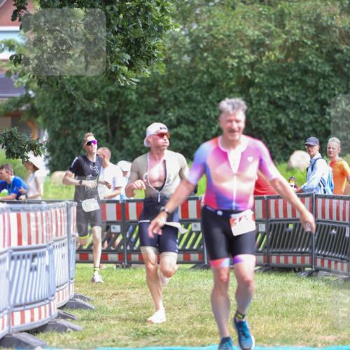 21.06.2026 - 29. Vierlanden-Triathlon Andreas Tolksdorf http://msf.ph/oto/9922416 21.06.2026 13:51:48 Ziel 142, 237, 1022, 1061 meine-sportfotos.de