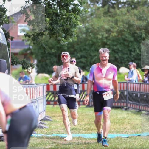 21.06.2026 - 29. Vierlanden-Triathlon Andreas Tolksdorf http://msf.ph/oto/9922421 21.06.2026 13:51:49 Ziel 142, 237, 1022, 1061 meine-sportfotos.de