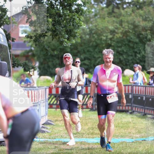 21.06.2026 - 29. Vierlanden-Triathlon Andreas Tolksdorf http://msf.ph/oto/9922422 21.06.2026 13:51:49 Ziel 142, 237, 1022, 1061 meine-sportfotos.de