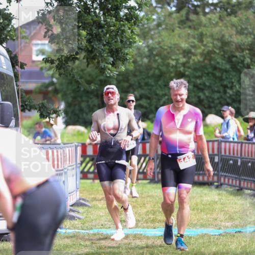 21.06.2026 - 29. Vierlanden-Triathlon Andreas Tolksdorf http://msf.ph/oto/9922423 21.06.2026 13:51:49 Ziel 142, 237, 1022, 1061 meine-sportfotos.de