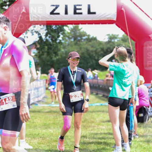 21.06.2026 - 29. Vierlanden-Triathlon Andreas Tolksdorf http://msf.ph/oto/9922424 21.06.2026 13:52:05 Ziel 235, 1028, 1044 meine-sportfotos.de