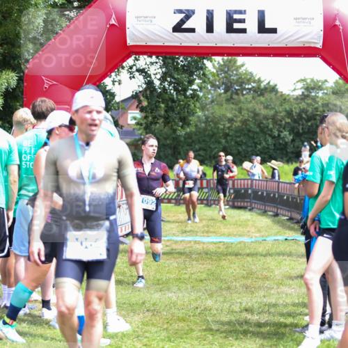 21.06.2026 - 29. Vierlanden-Triathlon Andreas Tolksdorf http://msf.ph/oto/9922466 21.06.2026 13:52:39 Ziel 120, 1029, 1092 meine-sportfotos.de