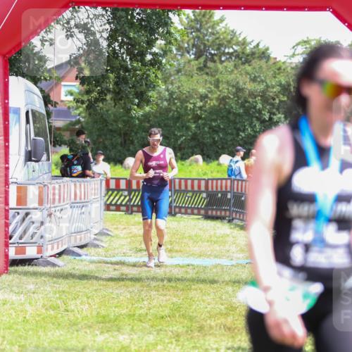 21.06.2026 - 29. Vierlanden-Triathlon Andreas Tolksdorf http://msf.ph/oto/9922531 21.06.2026 13:54:23 Ziel 905, 1048 meine-sportfotos.de
