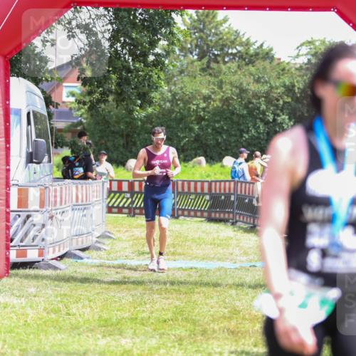21.06.2026 - 29. Vierlanden-Triathlon Andreas Tolksdorf http://msf.ph/oto/9922532 21.06.2026 13:54:23 Ziel 905, 1048 meine-sportfotos.de