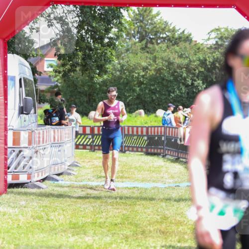 21.06.2026 - 29. Vierlanden-Triathlon Andreas Tolksdorf http://msf.ph/oto/9922533 21.06.2026 13:54:23 Ziel 905, 1048 meine-sportfotos.de
