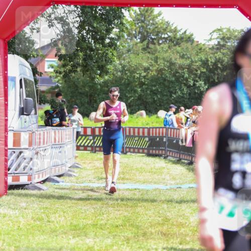 21.06.2026 - 29. Vierlanden-Triathlon Andreas Tolksdorf http://msf.ph/oto/9922534 21.06.2026 13:54:23 Ziel 905, 1048 meine-sportfotos.de
