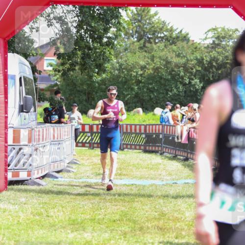 21.06.2026 - 29. Vierlanden-Triathlon Andreas Tolksdorf http://msf.ph/oto/9922535 21.06.2026 13:54:24 Ziel 905, 1048 meine-sportfotos.de