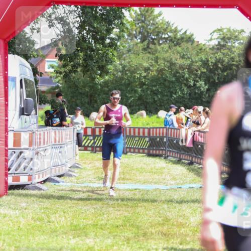 21.06.2026 - 29. Vierlanden-Triathlon Andreas Tolksdorf http://msf.ph/oto/9922536 21.06.2026 13:54:24 Ziel 905, 1048 meine-sportfotos.de