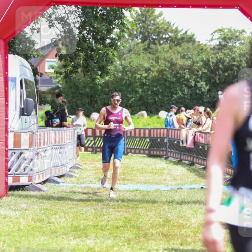 21.06.2026 - 29. Vierlanden-Triathlon Andreas Tolksdorf http://msf.ph/oto/9922537 21.06.2026 13:54:24 Ziel 905, 1048 meine-sportfotos.de