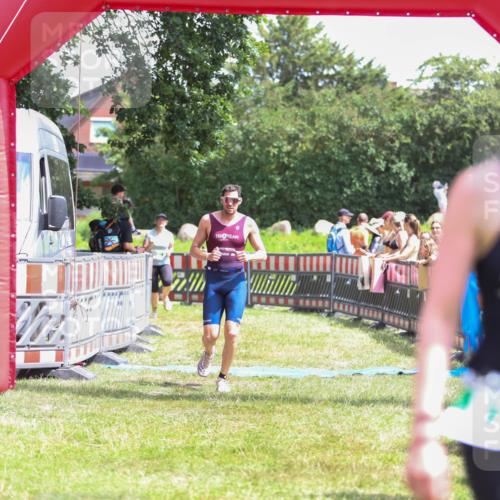 21.06.2026 - 29. Vierlanden-Triathlon Andreas Tolksdorf http://msf.ph/oto/9922538 21.06.2026 13:54:24 Ziel 905, 1048 meine-sportfotos.de
