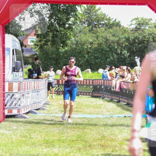 21.06.2026 - 29. Vierlanden-Triathlon Andreas Tolksdorf http://msf.ph/oto/9922539 21.06.2026 13:54:24 Ziel 905, 1048 meine-sportfotos.de
