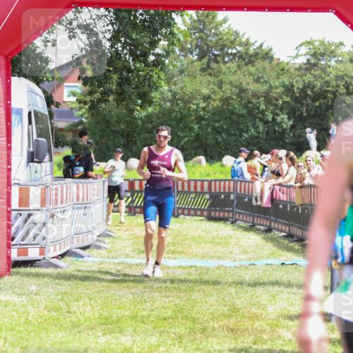 21.06.2026 - 29. Vierlanden-Triathlon Andreas Tolksdorf http://msf.ph/oto/9922540 21.06.2026 13:54:24 Ziel 905, 1048 meine-sportfotos.de