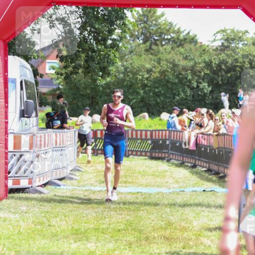 21.06.2026 - 29. Vierlanden-Triathlon Andreas Tolksdorf http://msf.ph/oto/9922541 21.06.2026 13:54:24 Ziel 905, 1048 meine-sportfotos.de