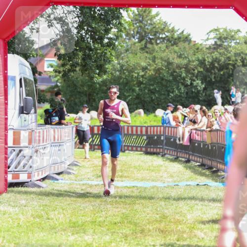 21.06.2026 - 29. Vierlanden-Triathlon Andreas Tolksdorf http://msf.ph/oto/9922542 21.06.2026 13:54:24 Ziel 905, 1048 meine-sportfotos.de
