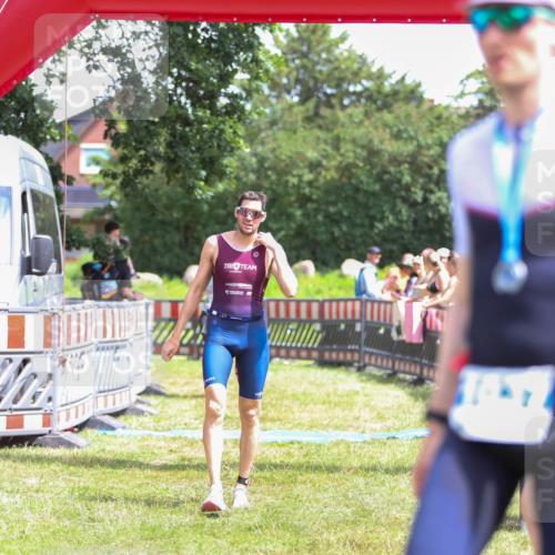 21.06.2026 - 29. Vierlanden-Triathlon Andreas Tolksdorf http://msf.ph/oto/9922545 21.06.2026 13:54:26 Ziel 905, 1048 meine-sportfotos.de