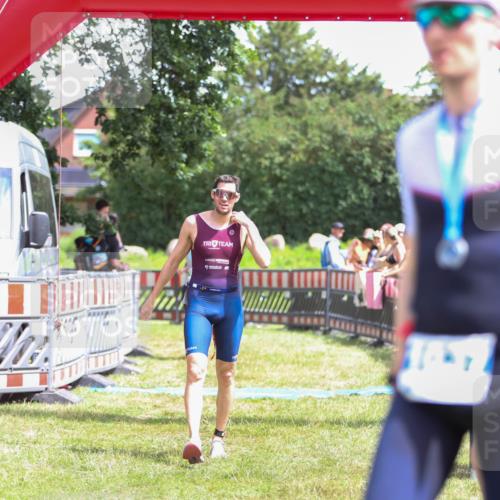 21.06.2026 - 29. Vierlanden-Triathlon Andreas Tolksdorf http://msf.ph/oto/9922546 21.06.2026 13:54:26 Ziel 905, 1048 meine-sportfotos.de
