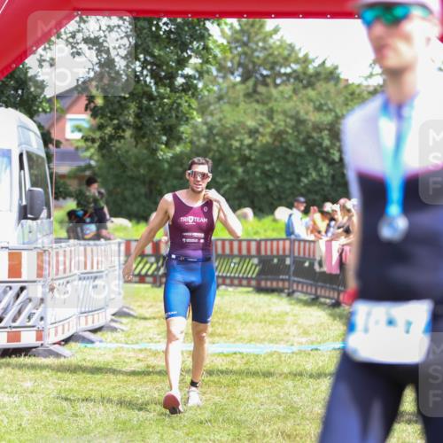 21.06.2026 - 29. Vierlanden-Triathlon Andreas Tolksdorf http://msf.ph/oto/9922547 21.06.2026 13:54:26 Ziel 905, 1048 meine-sportfotos.de